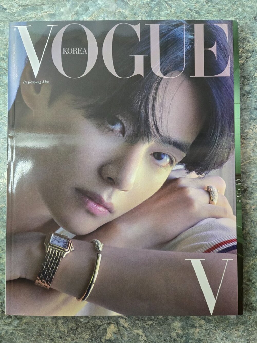Vogue Korea BTS V (Kim Taehyung of BTS) Cover Magazine No. 315 October 2022-New - Picture 2 of 3